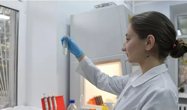 俄羅斯疫情最新消息(8.27)新增4676例,累計(jì)超97萬例!俄衛(wèi)生部登記了粉末形式新冠疫苗